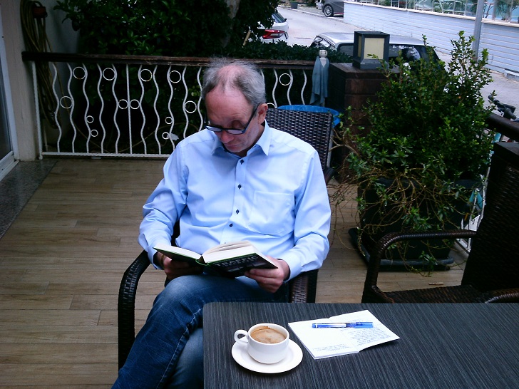 Ralf beim Selbststudium in Alanya/Tuerkei